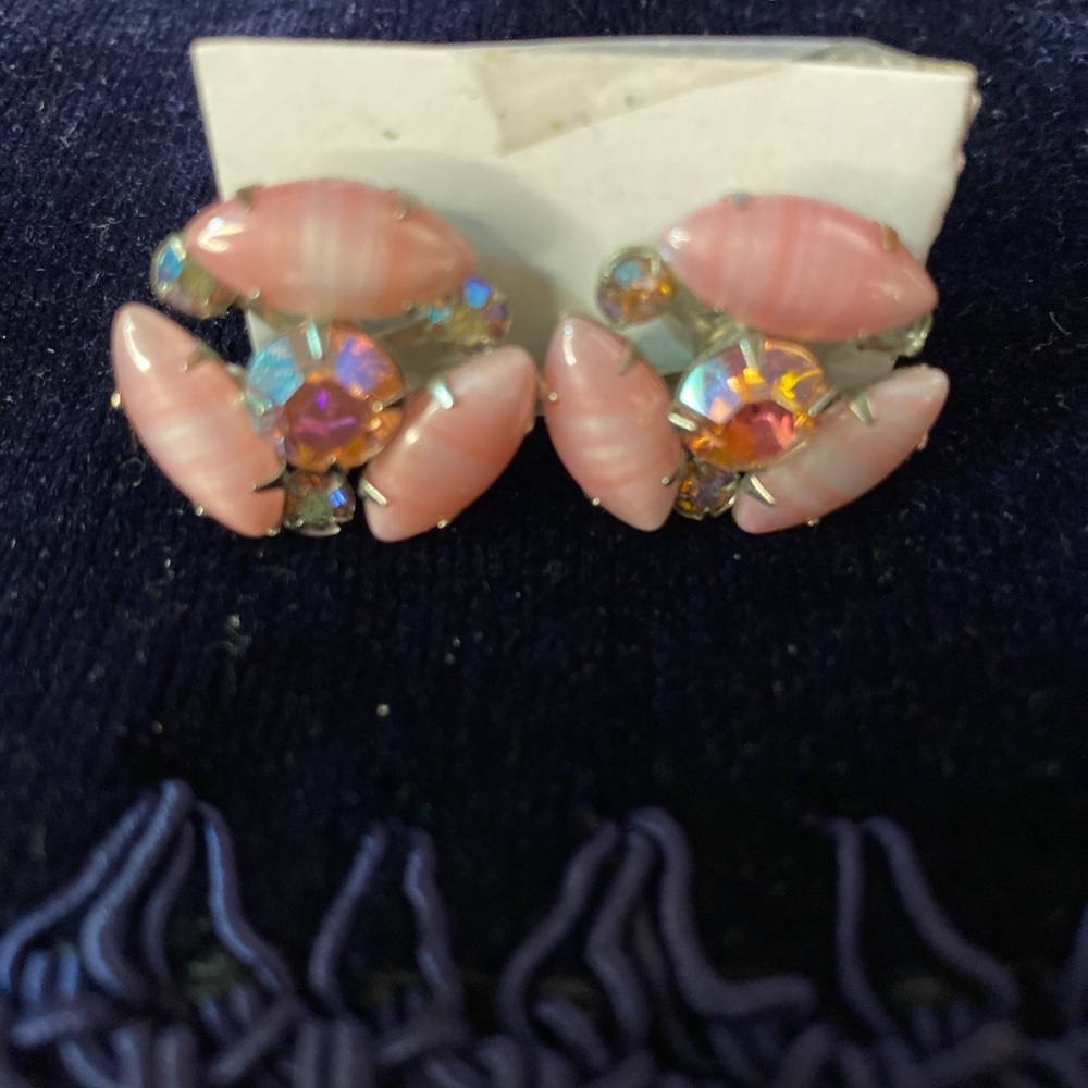 Vintage Weiss pink cabochon stones and facet stones clip on earrings - Picture 3 of 5
